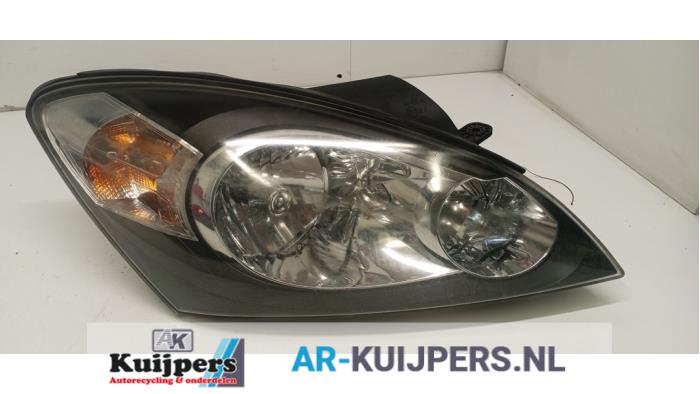 Używane Reflektor prawy Kia Pro cee'd (EDB3) 1.6 CVVT 16V Cena € 80,00 Procedura marży oferowane przez Autorecycling Kuijpers