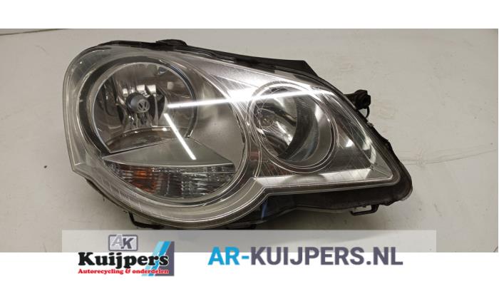 Używane Reflektor prawy Volkswagen Polo IV (9N1/2/3) 1.4 16V 75 Cena € 29,00 Procedura marży oferowane przez Autorecycling Kuijpers