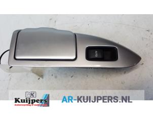 Usagé Commutateur vitre électrique Toyota Land Cruiser (J12) 3.0 D-4D 16V Prix € 25,00 Règlement à la marge proposé par Autorecycling Kuijpers