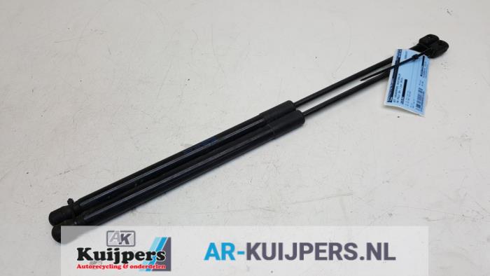 Set of tailgate gas struts from a Volkswagen Polo V (6R) 1.4 TSI 16V BlueGT 2015