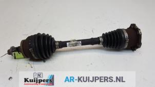 Usagé Arbre de transmission avant gauche Volkswagen Polo IV (9N1/2/3) 1.6 16V Prix € 19,00 Règlement à la marge proposé par Autorecycling Kuijpers
