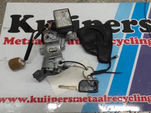 Usados Cerradura de contacto y llave Mitsubishi Space Wagon (N8/N9) 2.4 16V GDI GLX Precio € 17,00 Norma de margen ofrecido por Autorecycling Kuijpers
