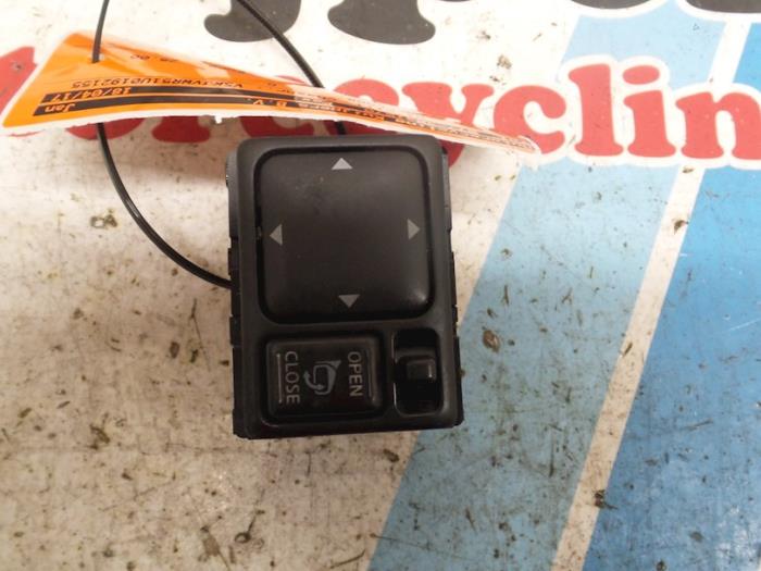 Mirror switch from a Nissan Pathfinder (R51) 2.5 dCi 16V 4x4 2009