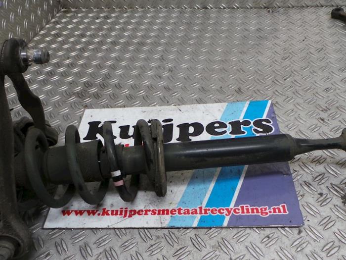 Fronts shock absorber, left from a Audi A4 Avant (B7) 2.0 TDI 2006