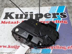 Usagé Serrure portière mécanique 4portes arrière gauche Mazda 3 Sport (BK14) 1.6i 16V Prix € 19,00 Règlement à la marge proposé par Autorecycling Kuijpers