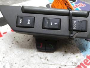 Used Steering wheel mounted radio control Landrover Discovery III (LAA/TAA) 2.7 TD V6 Price € 34,00 Margin scheme offered by Autorecycling Kuijpers
