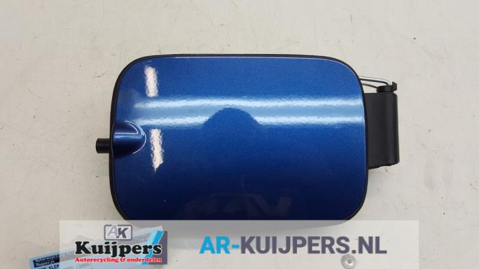 Tank cap cover from a Mercedes-Benz Vaneo (W414) 1.7 CDI 16V 2004