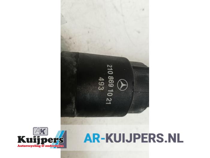 Windscreen washer pump from a Mercedes-Benz Vaneo (W414) 1.7 CDI 16V 2004