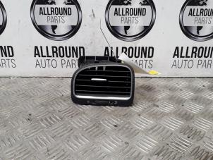 Używane Kratka wentylacyjna deski rozdzielczej Volkswagen Golf VI (5K1) 1.4 TSI 122 16V Cena € 20,00 Procedura marży oferowane przez AllroundCarParts