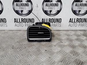Używane Kratka wentylacyjna deski rozdzielczej Volkswagen Golf VI (5K1) 1.4 TSI 122 16V Cena € 20,00 Procedura marży oferowane przez AllroundCarParts