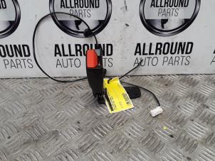 Usados Lengüeta de cinturón de seguridad centro detrás Citroen DS5 (KD/KF) Precio de solicitud ofrecido por AllroundCarParts