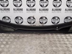 Used Cowl top grille Renault Clio IV Estate/Grandtour (7R) 0.9 Energy TCE 90 12V Price € 25,00 Margin scheme offered by AllroundCarParts