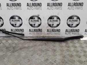 Used Front wiper arm Renault Clio IV Estate/Grandtour (7R) 0.9 Energy TCE 90 12V Price on request offered by AllroundCarParts