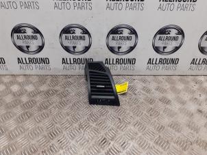 Używane Kratka wentylacyjna deski rozdzielczej BMW 1 serie (E87/87N) Cena na żądanie oferowane przez AllroundCarParts