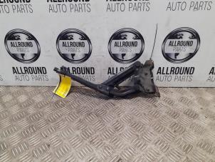 Usados Bisagra de capó Opel Corsa D Precio de solicitud ofrecido por AllroundCarParts