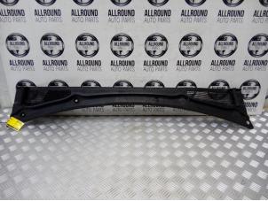 Used Cowl top grille Renault Clio IV (5R) Price € 25,00 Margin scheme offered by AllroundCarParts