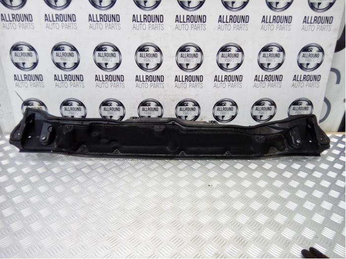Cowl top grille from a Renault Clio IV (5R)  2014