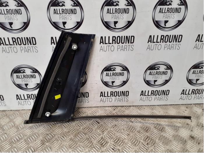 C-style sealing cover left from a MINI Countryman (R60)  2015
