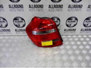 Usagé Feu arrière secondaire gauche BMW 1 serie (E87/87N) Prix € 35,00 Règlement à la marge proposé par AllroundCarParts