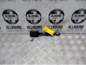 Usados Lengüeta cinturón de seguridad izquierda delante Renault Captur (2R) Precio € 30,00 Norma de margen ofrecido por AllroundCarParts