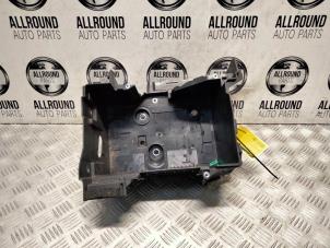 Usados Caja de batería Renault Megane IV (RFBB) Precio € 25,00 Norma de margen ofrecido por AllroundCarParts