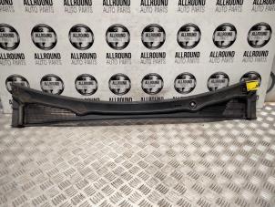 Used Cowl top grille Renault Clio IV (5R) Price € 25,00 Margin scheme offered by AllroundCarParts
