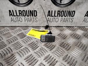 Używane Zlacze AUX/USB Fiat 500 (312) Cena € 20,00 Procedura marży oferowane przez AllroundCarParts