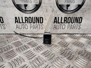 Używane Przelacznik pokrywy bagaznika Mercedes GLA (156.9) Cena € 20,00 Procedura marży oferowane przez AllroundCarParts