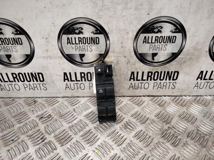 Usados Interruptor combinado de ventanillas Mitsubishi Space Star (A0) Precio € 30,00 Norma de margen ofrecido por AllroundCarParts