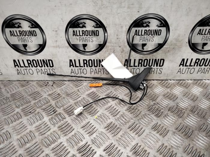 Używane Antena Opel Corsa F (UB/UH/UP) Cena € 25,00 Procedura marży oferowane przez AllroundCarParts