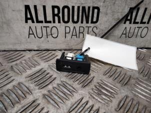 Usados Conexión AUX-USB Mercedes Vito (447.6) Precio € 15,00 Norma de margen ofrecido por AllroundCarParts