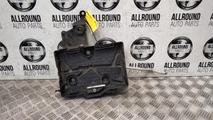 Usados Caja de batería Renault Captur (2R) Precio € 30,00 Norma de margen ofrecido por AllroundCarParts