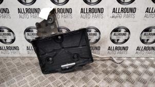 Usados Caja de batería Renault Clio IV (5R) Precio € 30,00 Norma de margen ofrecido por AllroundCarParts