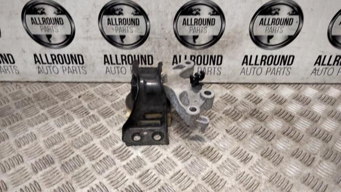 Engine mount from a Renault Clio IV Estate/Grandtour (7R)  2014