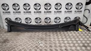 Used Cowl top grille Renault Clio IV Estate/Grandtour (7R) Price € 25,00 Margin scheme offered by AllroundCarParts