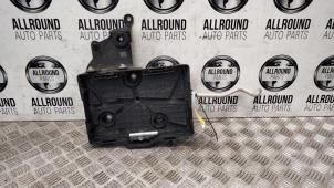 Usados Caja de batería Renault Captur (2R) Precio € 30,00 Norma de margen ofrecido por AllroundCarParts