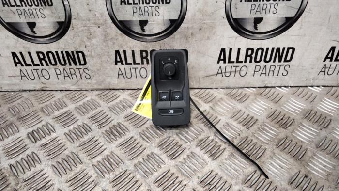 Usados Interruptor combinado de ventanillas Volkswagen Caddy Cargo V (SBA/SBH) 2.0 TDI 75 Precio € 30,00 Norma de margen ofrecido por AllroundCarParts