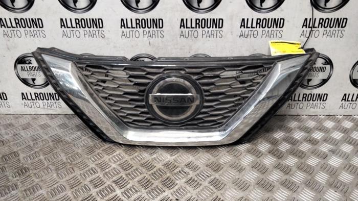 Używane Grill Nissan Qashqai (J11) 1.2 12V DIG-T Cena € 150,00 Procedura marży oferowane przez AllroundCarParts