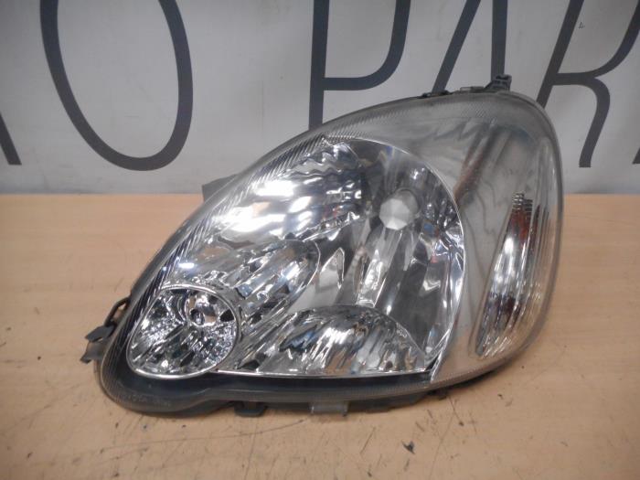 Używane Reflektor lewy Toyota Yaris II (P9) 1.3 16V VVT-i Cena na żądanie oferowane przez AllroundCarParts
