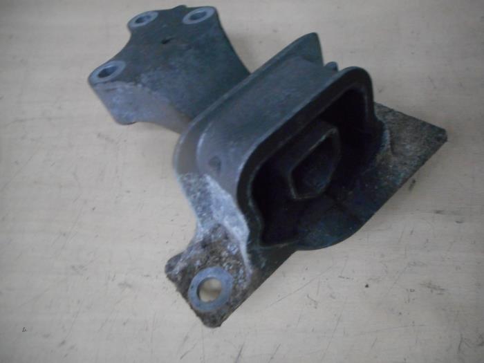 Usagé Support moteur Renault Clio III (BR/CR) 1.2 16V 75 Prix sur demande proposé par AllroundCarParts
