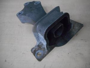 Used Engine mount Renault Clio III (BR/CR) 1.2 16V 75 Price on request offered by AllroundCarParts