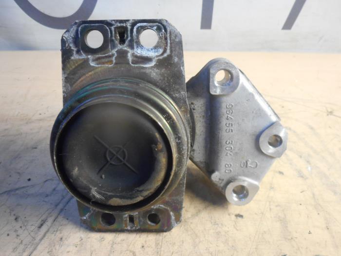 Engine mount from a Peugeot 307 (3A/C/D) 1.6 16V 2006