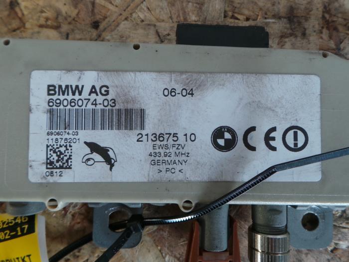 Antenne amplificateur d'un BMW 3 serie (E46/4) 318i 16V 2005