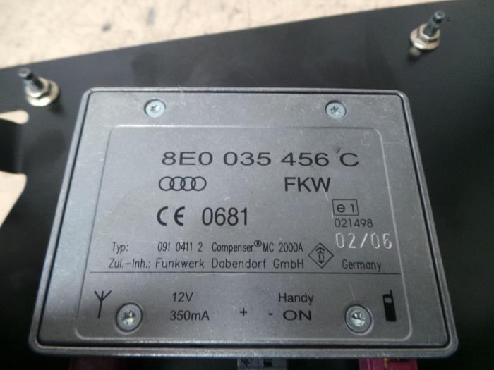 Radioverstärker van een Audi A4 (B7) 2.0 TDI 16V 2006