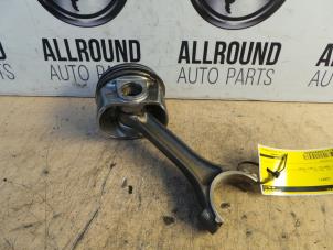 Kolben van een Volkswagen Caddy Combi III (2KB,2KJ) 2.0 SDI 2007