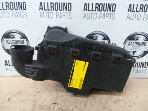 Używane Obudowa filtra powietrza Peugeot 308 (4A/C) 1.6 HDi 16V Cena na żądanie oferowane przez AllroundCarParts