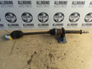 Used Front drive shaft, right Renault Clio III (BR/CR) 1.4 16V Price on request offered by AllroundCarParts