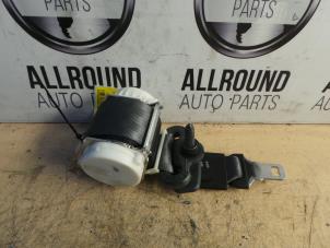 Used Rear seatbelt, centre Renault Clio III (BR/CR) 1.4 16V Price on request offered by AllroundCarParts