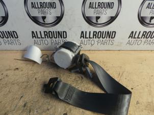 Used Rear seatbelt, right Renault Clio III (BR/CR) 1.4 16V Price on request offered by AllroundCarParts