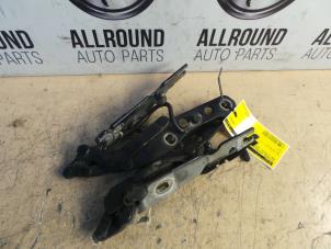 Used Bonnet Hinge BMW 3 serie Touring (E46/3) 325i 24V Price on request offered by AllroundCarParts